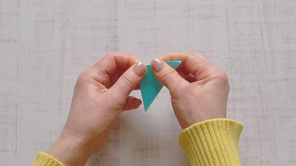 まず2回三角に折って……