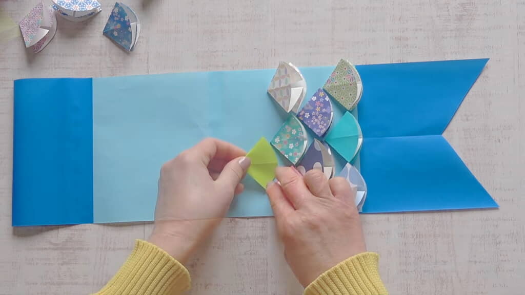 うろこを体に貼っていく