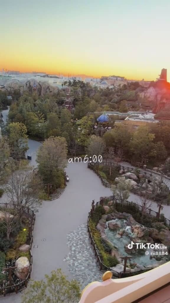 さらにカメラを動かしていくと……
