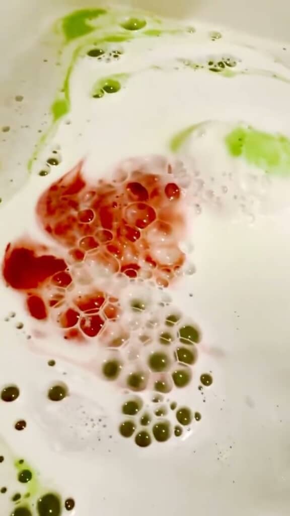 淡い緑色のあとから、不穏な赤が……