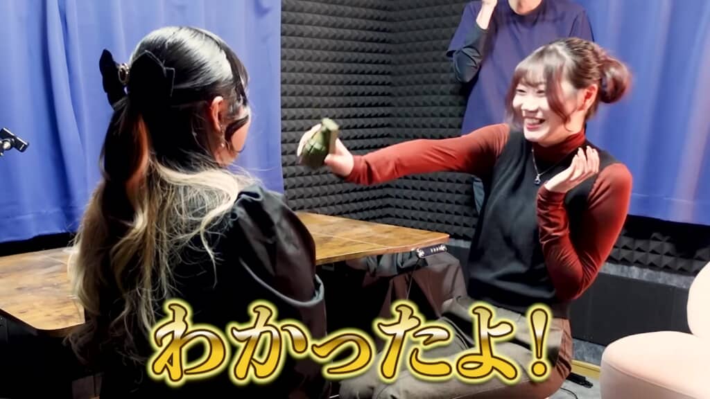 手りゅう弾を取り出し、わかったよと差し出すくらげさん