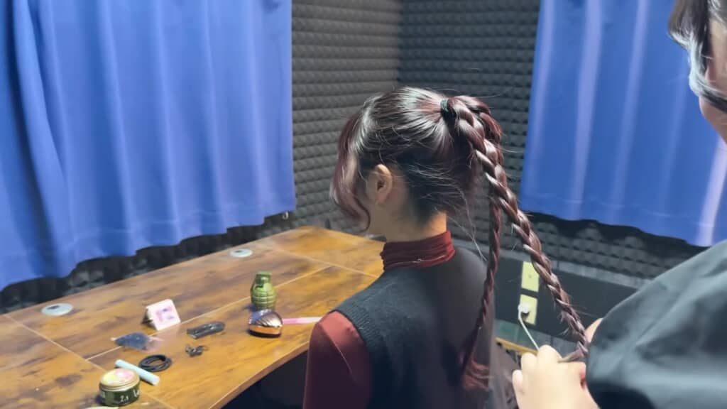 髪束を分けて三つ編みにしたところ