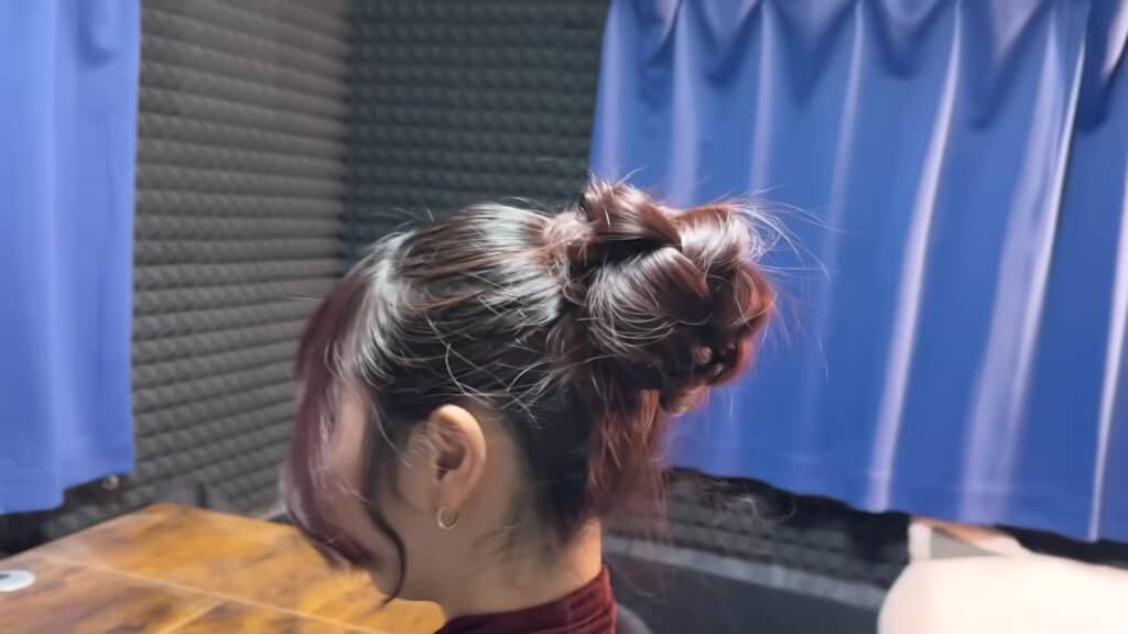 手りゅう弾を隠したお団子ヘア（左）