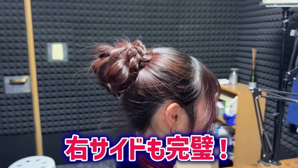 手りゅう弾を隠したお団子ヘア（右）