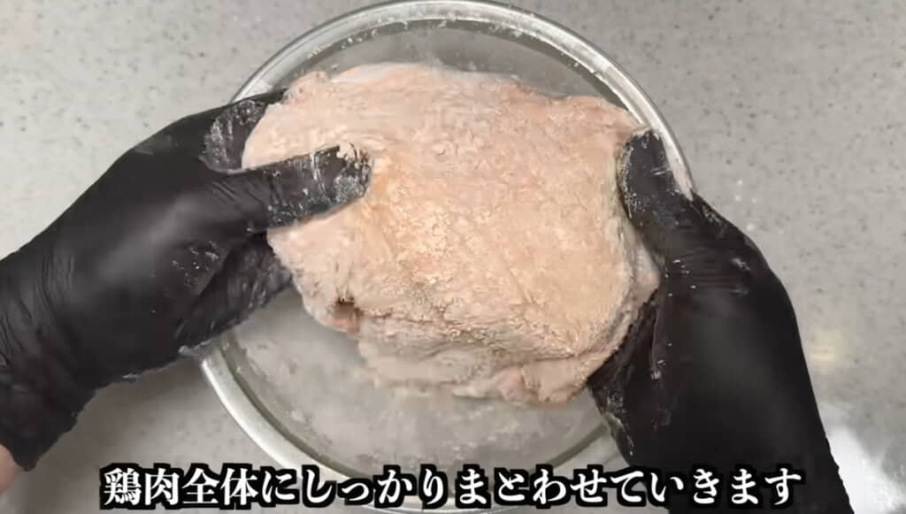 片栗粉と小麦粉をまとわせます