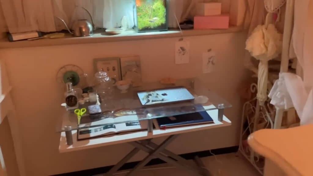 アートな雰囲気のガラスデスク。画面右にはクローゼットスペースも