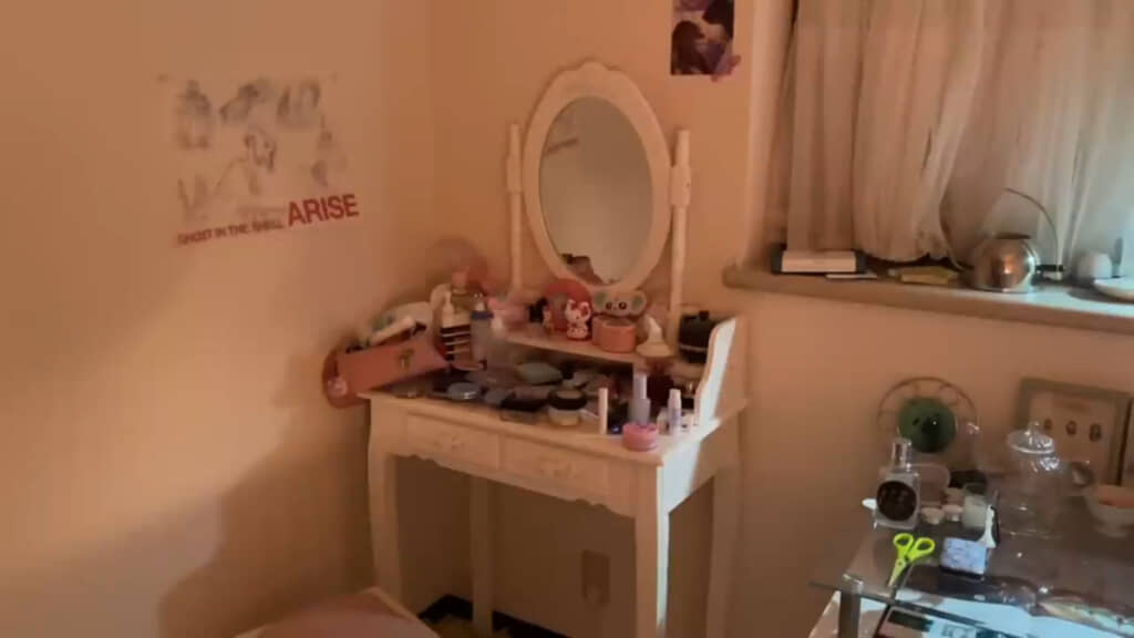 デスクの横にドレッサー