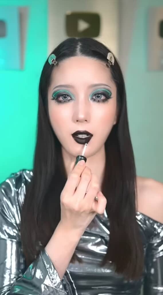 リップはブラック