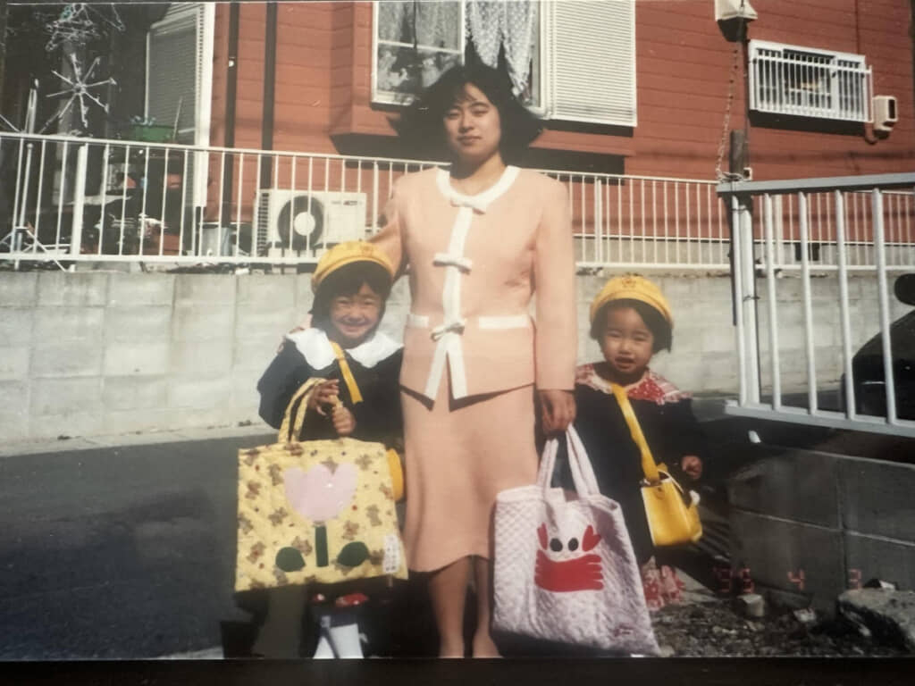 投稿者さん（写真右）の手提げバッグのマークに注目