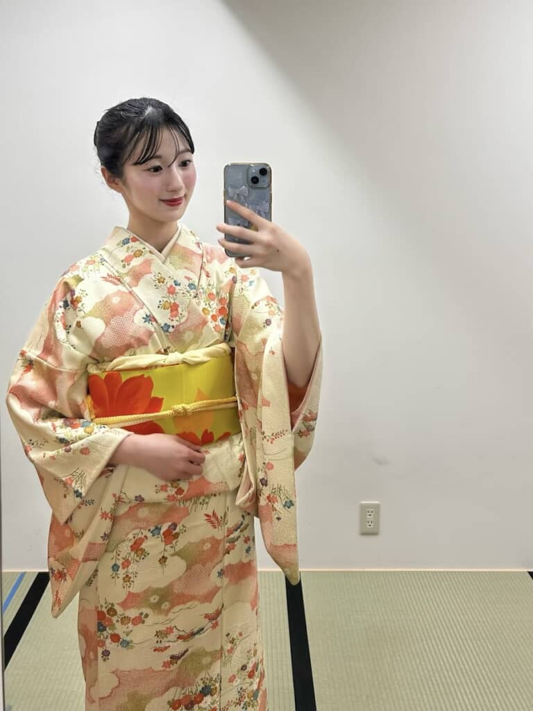 祖母の着物を着こなす舟木さん。鮮やかな色合いながら上品で美しい！