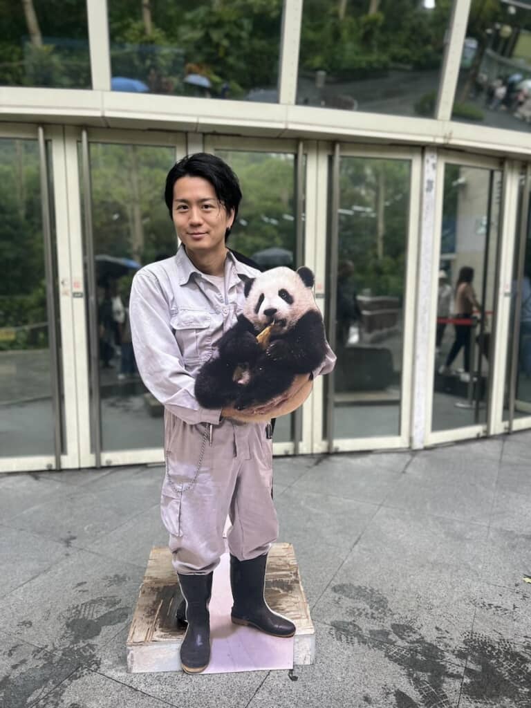 生身の人間にしか見えないけど、これが顔ハメパネル!?