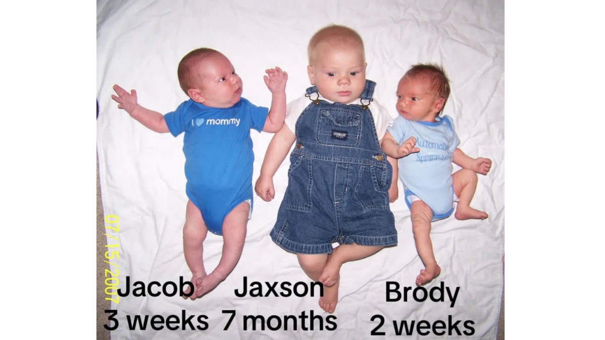 3人並んだ0歳の赤ちゃん→18年後……　ポーズを“再現”した現在の姿に「泣いちゃう」「かわいい生後216カ月！」【海外】（1/2） | ライフスタイル ねとらぼ