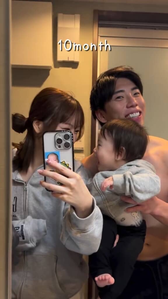 ママさんと目が合ってニコニコ笑顔に