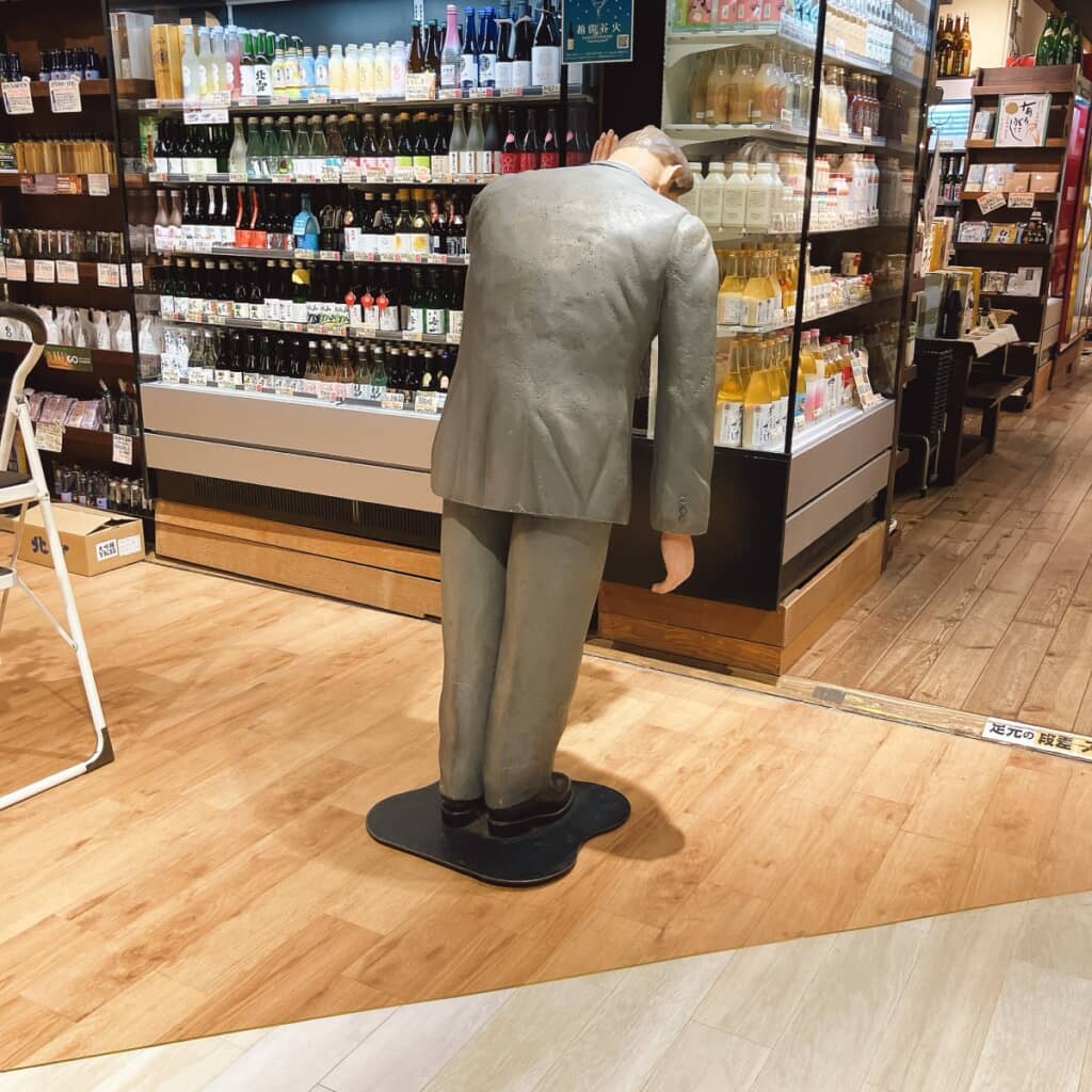 酔っ払った人間かと思ったら人形！
