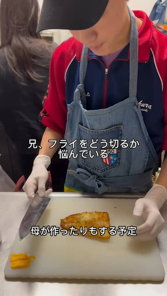 後ろでトーストを焼く妹さん