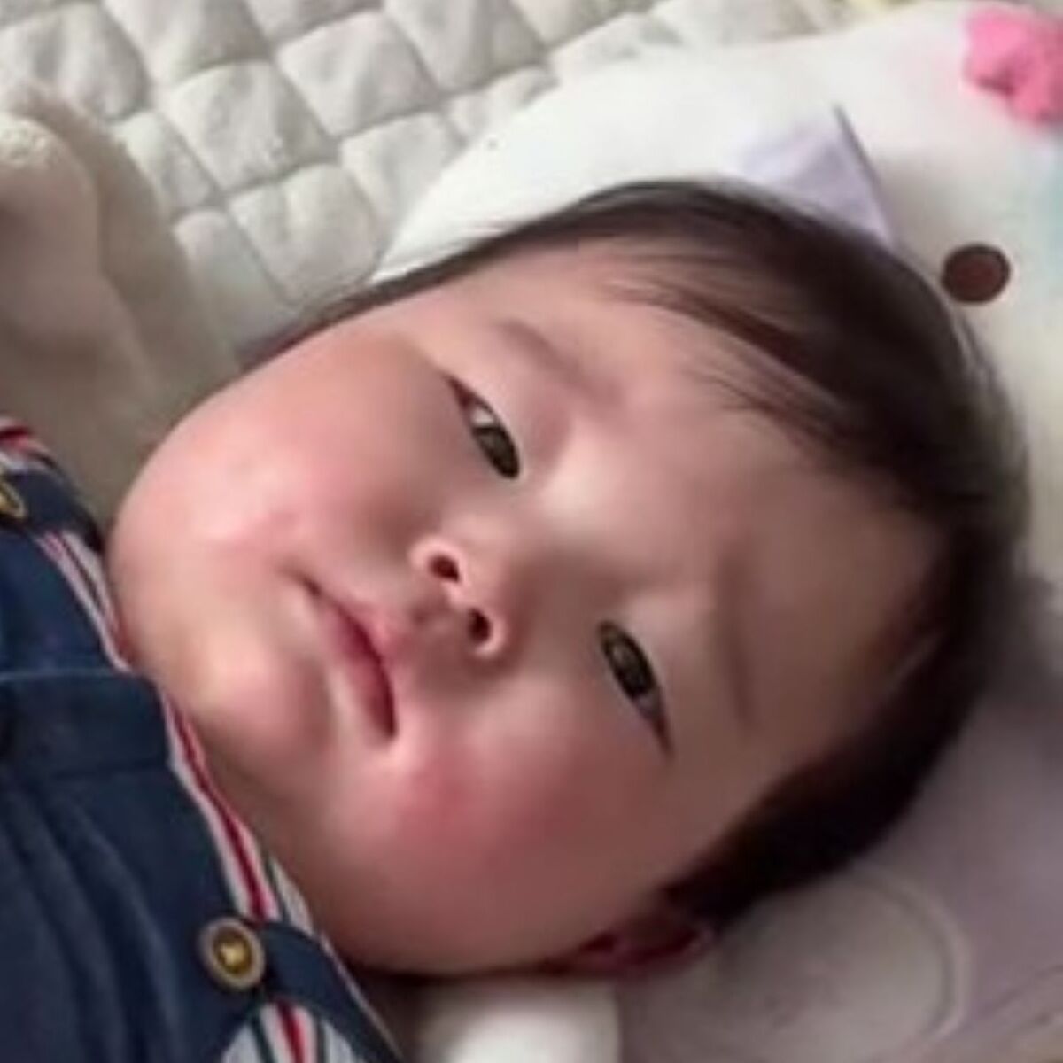 夫に赤ちゃんの着替えを頼んだら……　妻仰天“衝撃のコーデ”に「なぜコレを選んだ？！」「赤さんも困ってるw」と117万再生 | ライフスタイル ねとらぼ