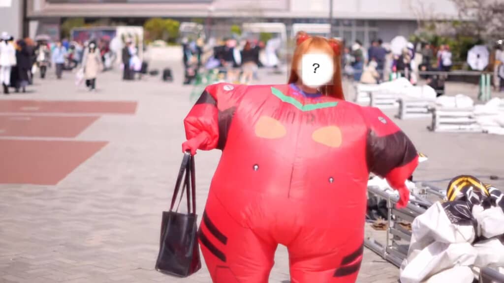 足がうまく動かせず、身体を左右に揺らしながらでないと歩けないもよう。これじゃあ加持さんの前に出られない