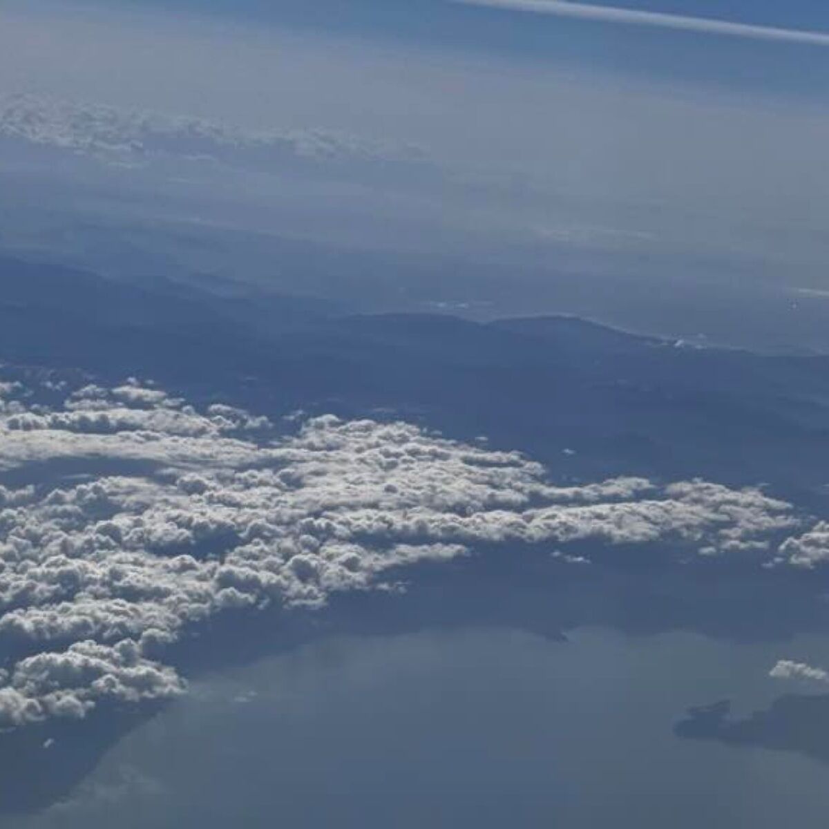 飛行機に搭乗中→ふと窓の外を見たら……　衝撃の光景に「なになに？」「ガンダムでも出てくるんじゃね？」と76万表示 | ライフスタイル ねとらぼ