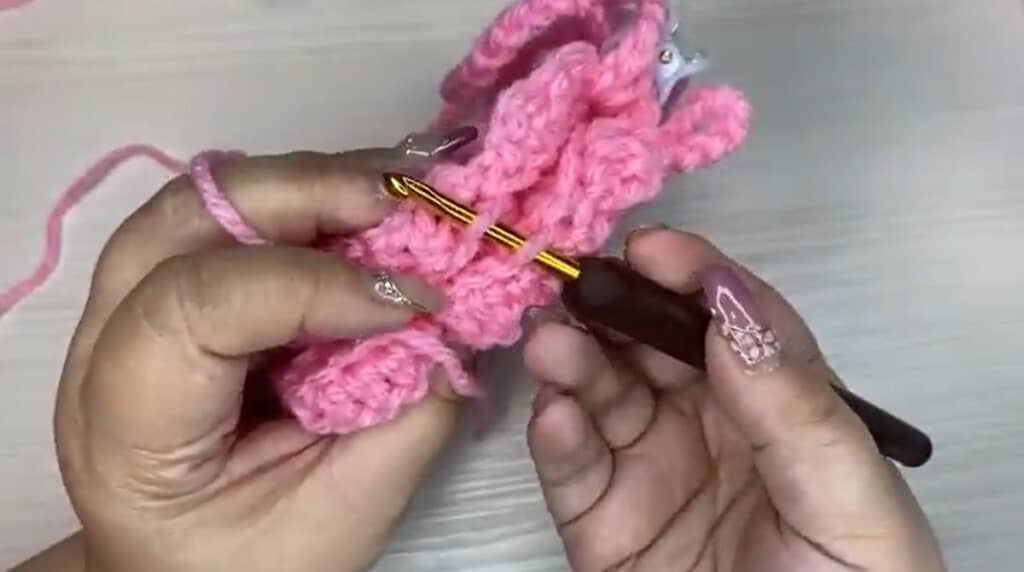 2つのお花をかぎ針でつないでいきます