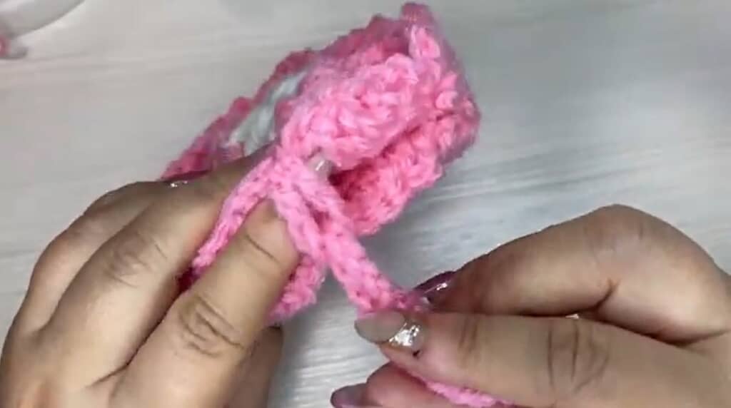 ループを引っかけて口を閉じます