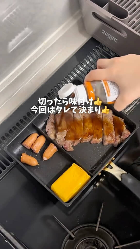 ステーキをカットしてタレに絡める