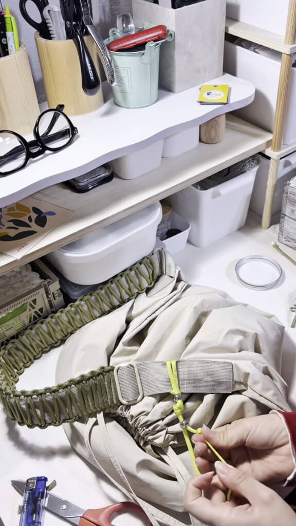 ネオンイエローでチャームも