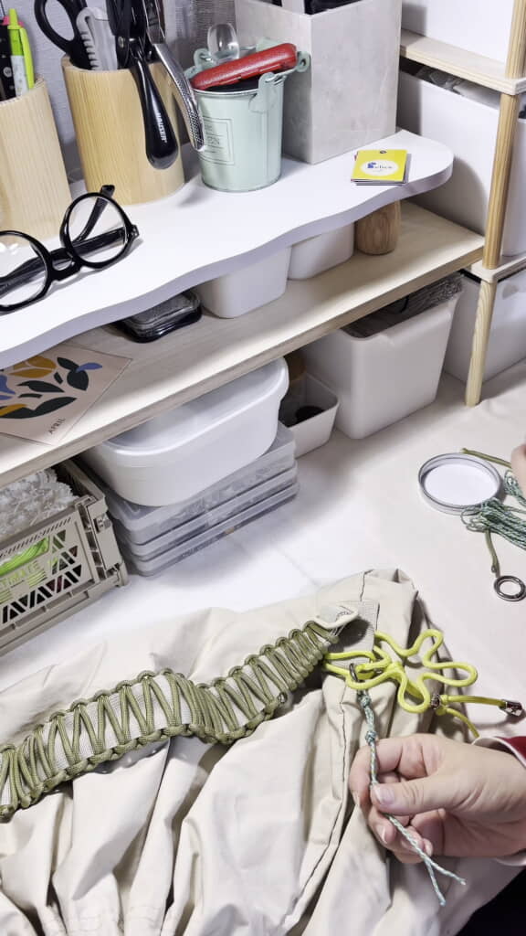 細いひももアクセントに