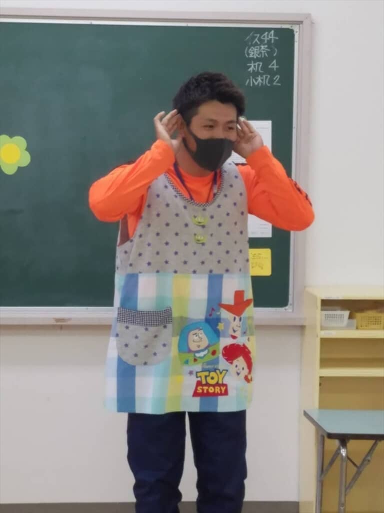 マッチョな幼稚園の先生の仕事中の姿