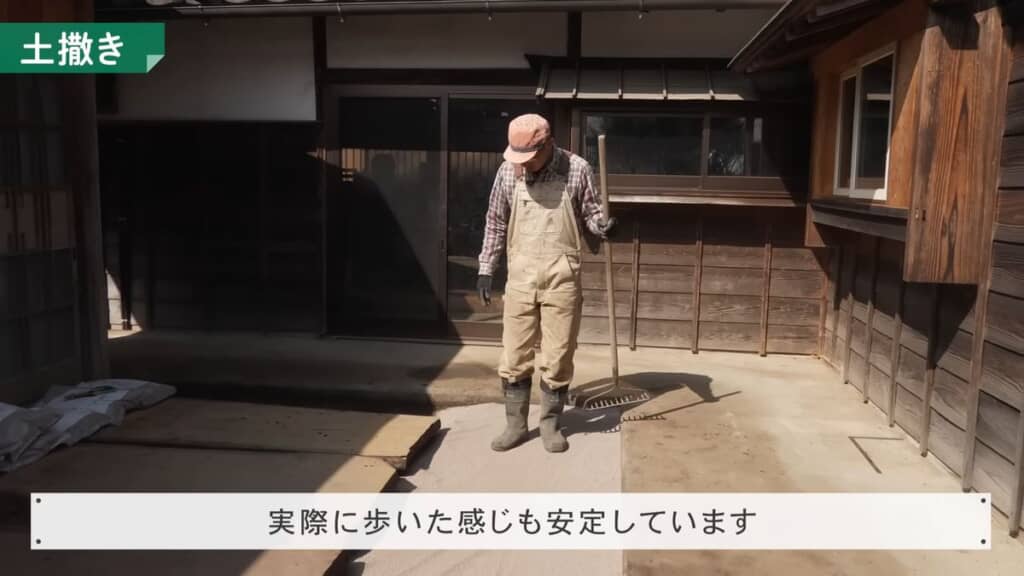 地表面にまいた人工砂の上を歩く