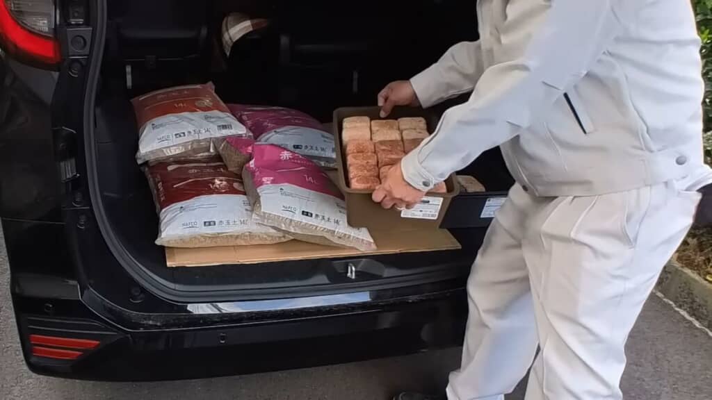 ホームセンターで買ってきた赤玉土やれんがを運ぶ投稿者