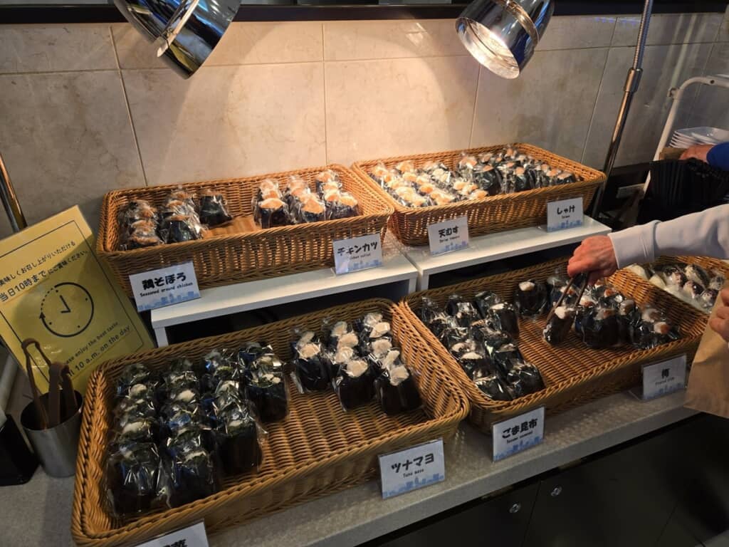 「東横INN東京八王子駅北口」で提供している具おにぎりstyleの朝食