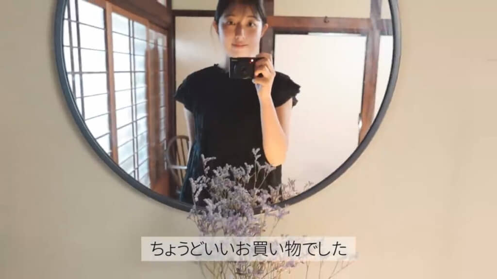 こちらの黒のトップスもバッチリ似合っています！