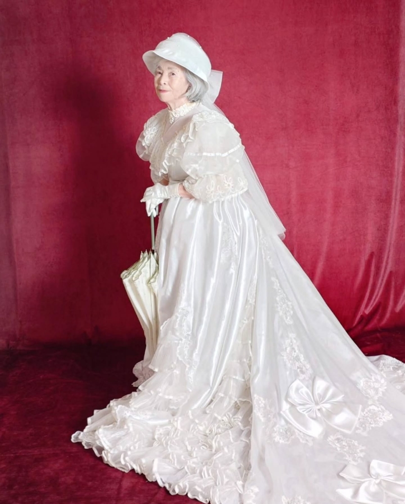 フランス人形のような白いドレスを着たおばあちゃん