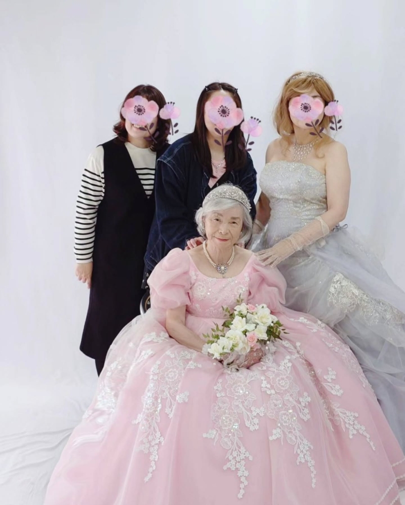 祖母を囲んで家族写真