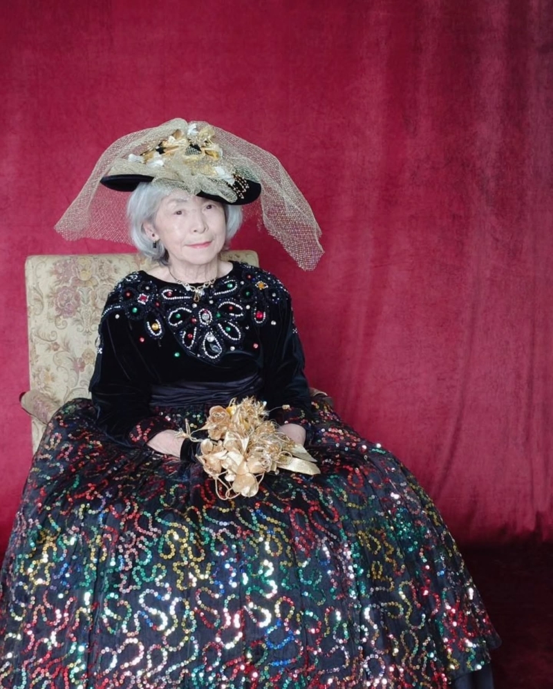 スパンコールが華やかな黒いドレス