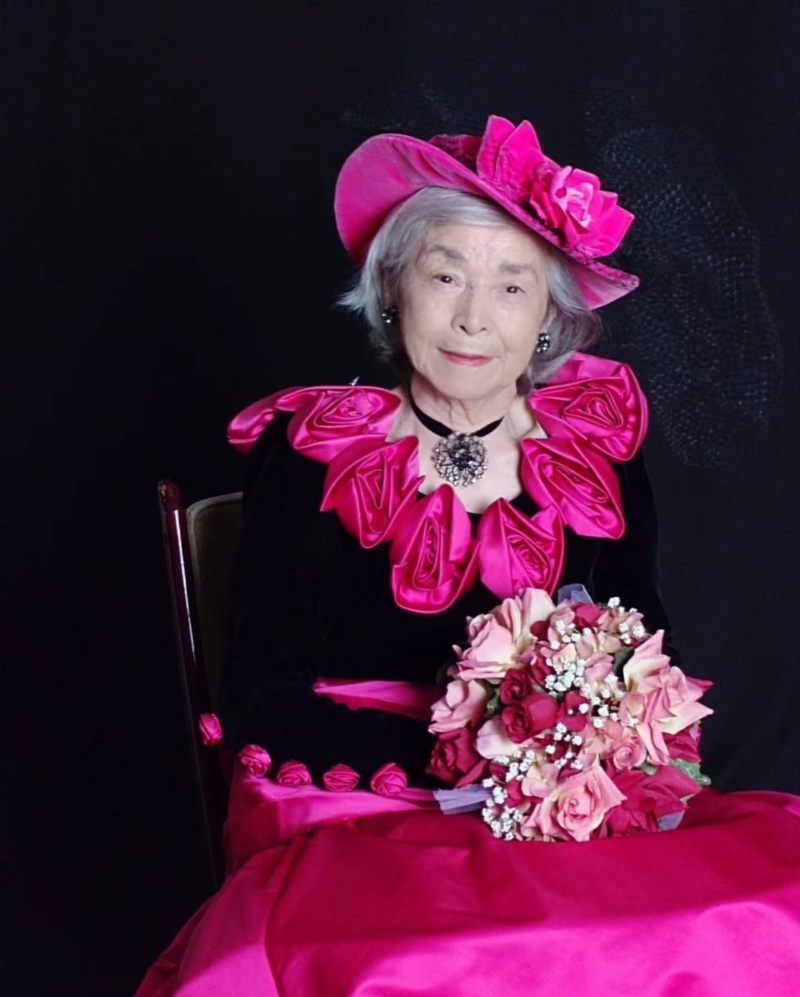 黒とピンクのコントラストが美しいドレスも着こなします