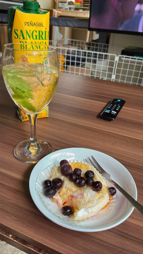 カマンベールチーズには蜂蜜とブルーベリー、サングリアを添えて