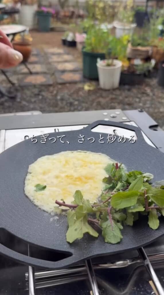 ルッコラを炒めます