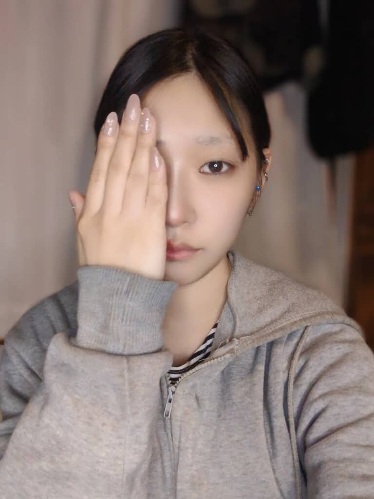 こちらは薄くメイクした方の顔