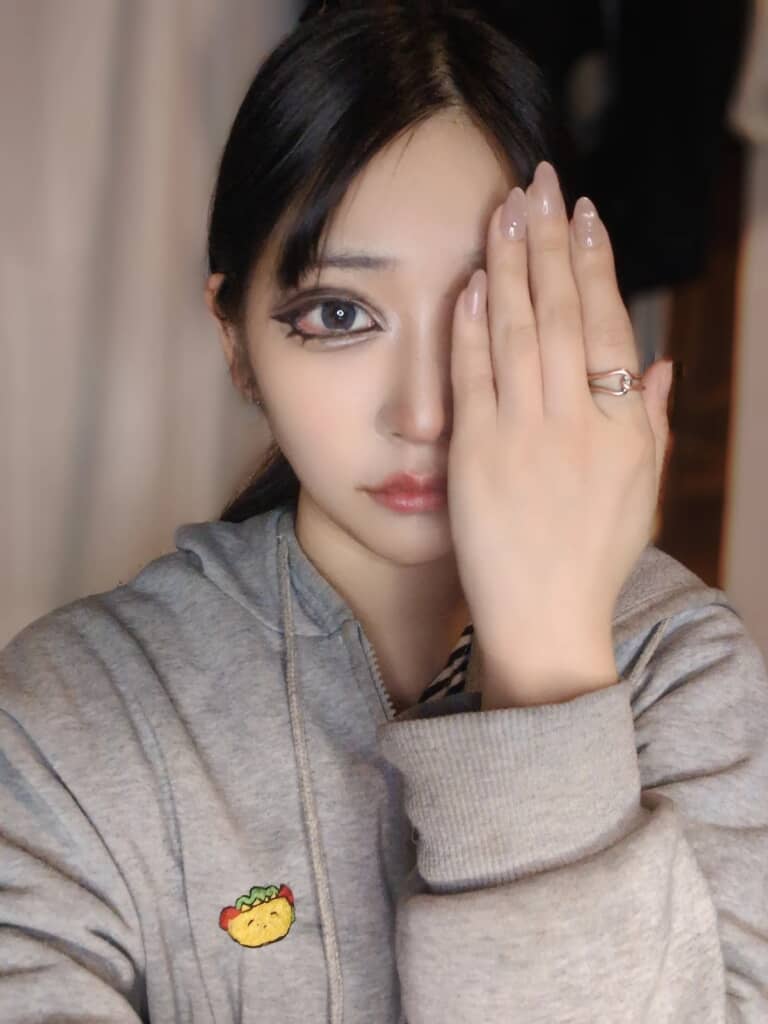 目を大きく見せたメイク