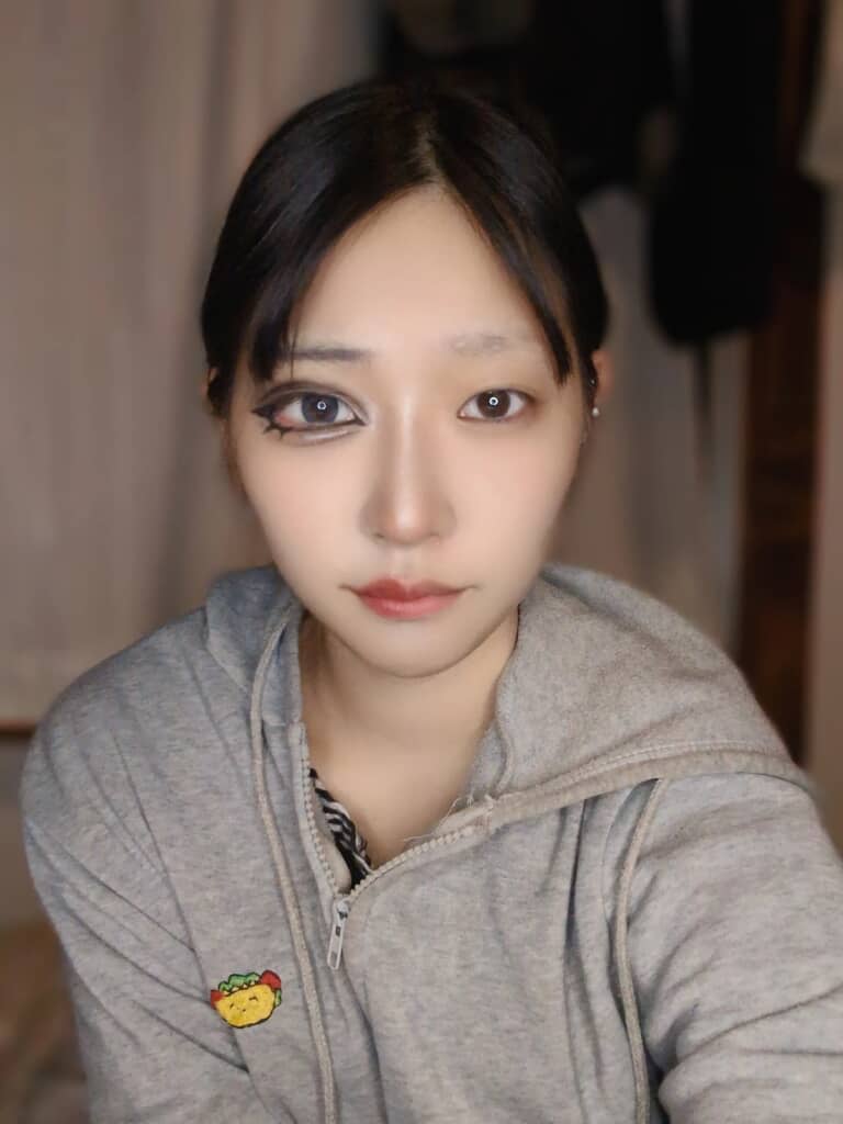 半顔メイクで片方ずつ別人のよう