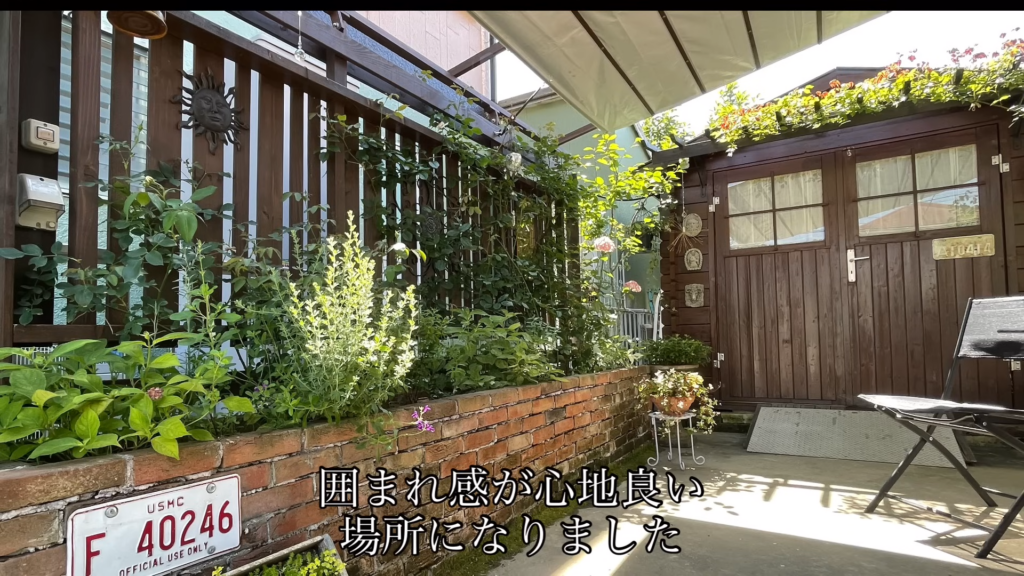 木製のフェンス付き花壇