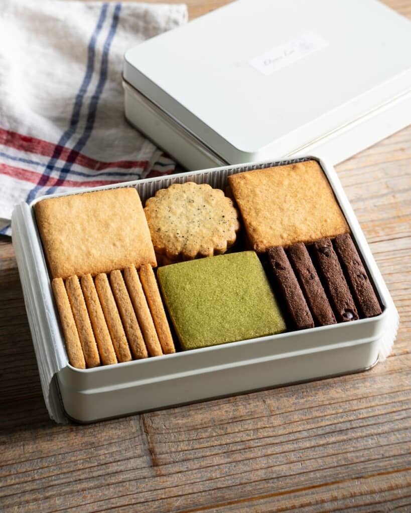 マスターさんが作った6種類入りのクッキー缶