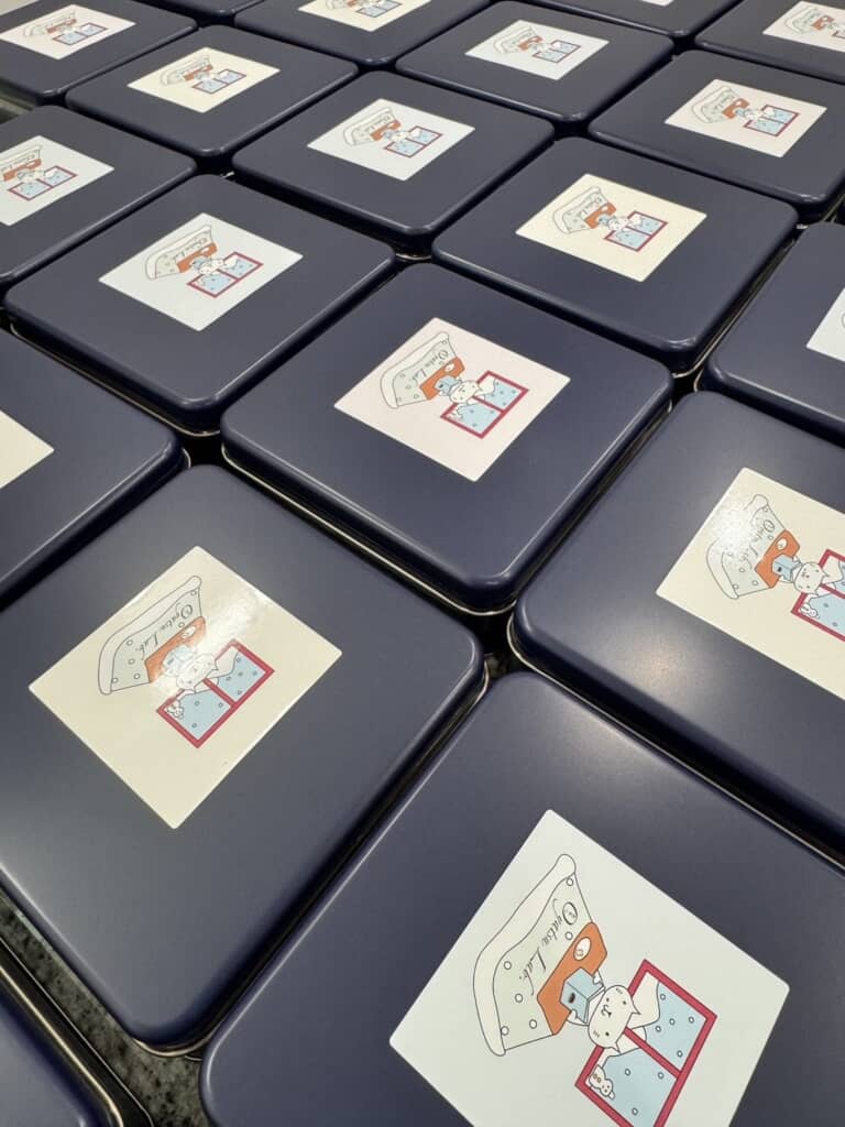 大量に用意されたクッキー缶