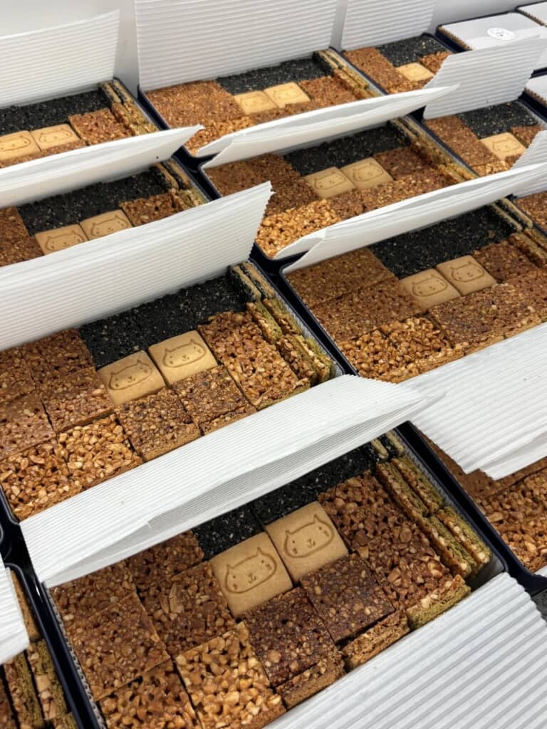 5種類のフロランタンが入ったクッキー缶