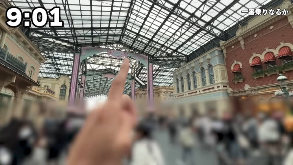 ワールドバザールを早歩きで進む
