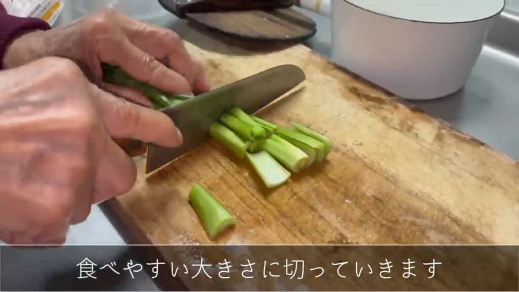 野菜をしっかりとした手さばきで切っていく94歳のきのえさん