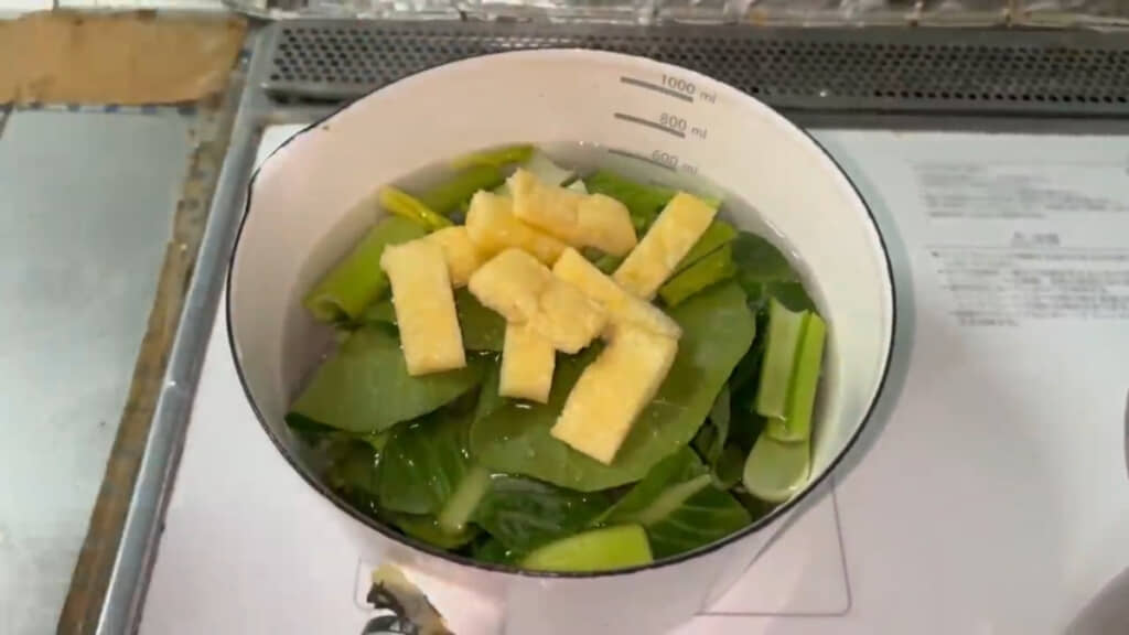 まずはお味噌汁を準備