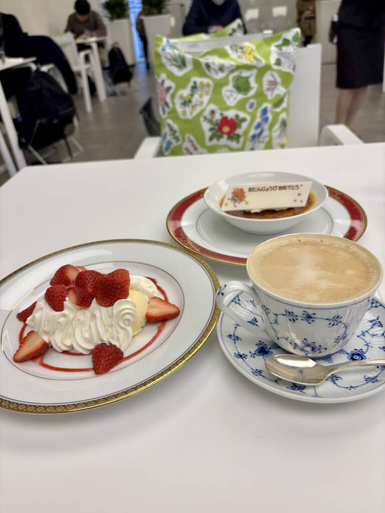 イチゴのパフェと誕生日ケーキとドリンクで850円は安い……！