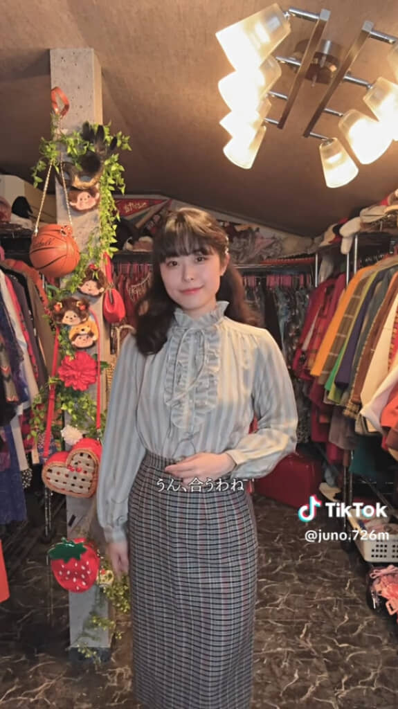 フリルの付いたブラウスを選びました